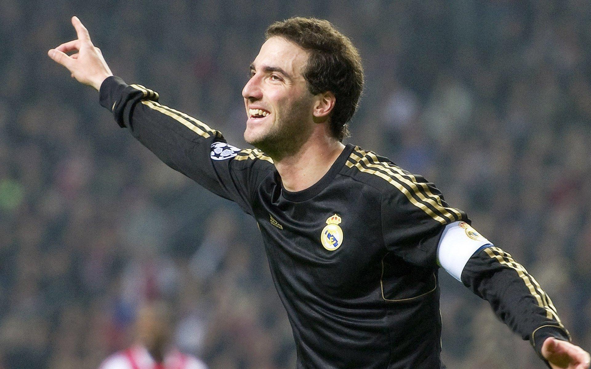 梅西欧冠赛场送出绝妙助攻，球迷惊叹，要多舒服有多舒服