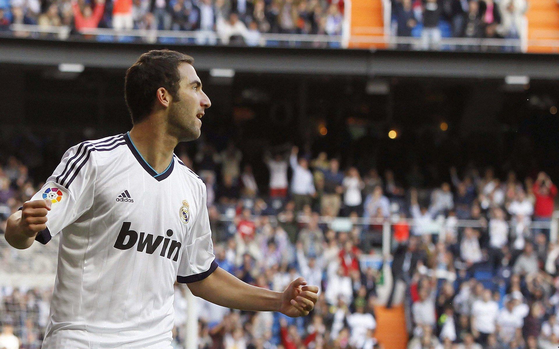 镜报揭秘，维尼修斯引英超豪门暗战，曼联利物浦昔日争夺战再成焦